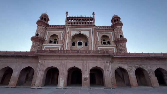 Magnificent Safdarjung Tomb Showcases Mughal Architectural Grandeur