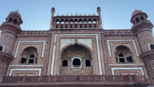 Red Fort Gate: Iconic Mughal Architecture in Delhi