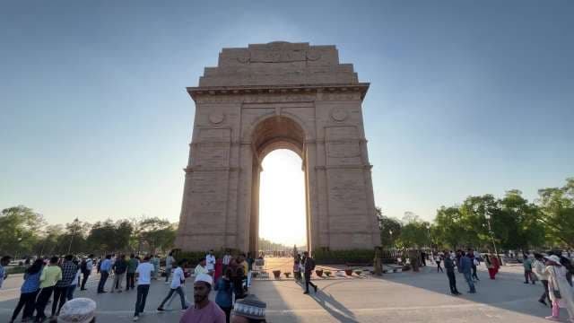 Sunset at India Gate: Iconic Landmark in New Delhi