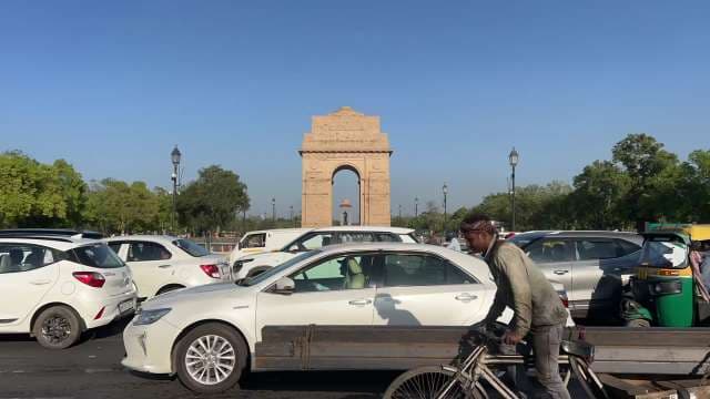 Busy Morning Traffic at India Gate, New Delhi