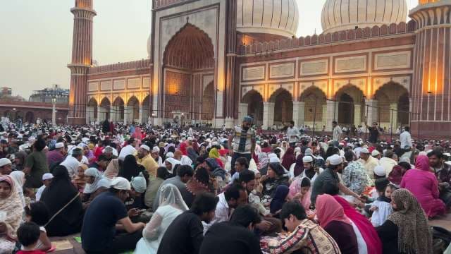 Thousands Gather for Ramadan Iftar at Jama Masjid Delhi