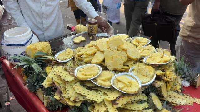 Street Vendor Showcases Expert Pineapple Cutting Skills