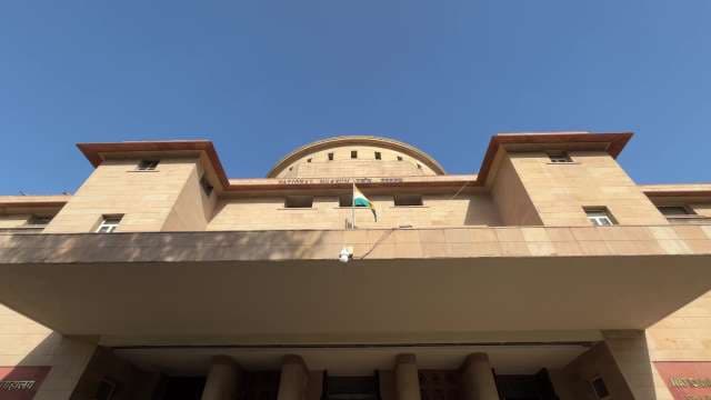 National Museum of Delhi: Iconic Facade Under Clear Skies