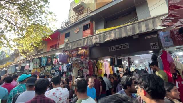 Busy Shopping Scene at Mumbai Street Market