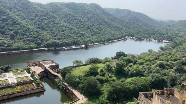 Maota Lake and Amber Fort: Scenic View of Jaipur Landmark