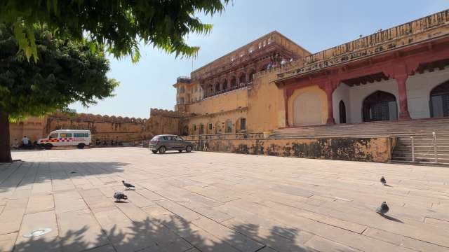 Exploring the Majestic Amber Fort Courtyard in Jaipur