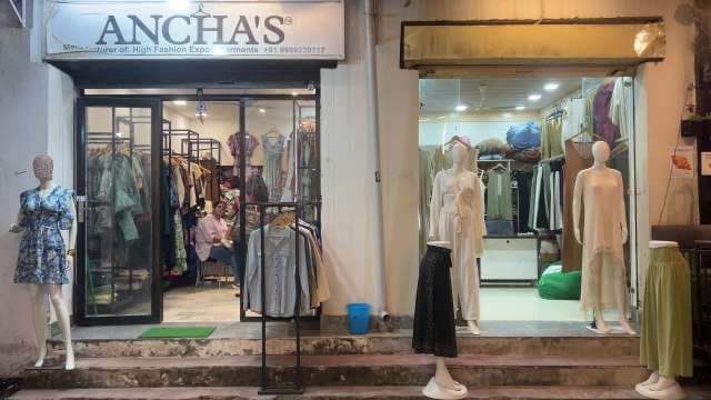 Trendy Women's Fashion Boutiques Display Latest Styles