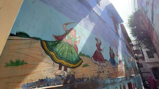 Colorful Indian Street Mural Showcasing Traditional Dance