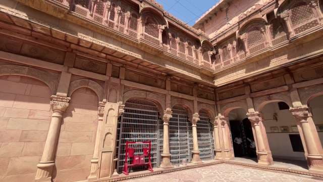 Stunning Rajasthani Courtyard Showcases Traditional Indian Architecture