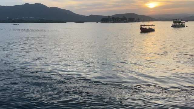 Serene Sunset Over Lake Pichola With Boats