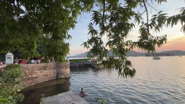 Sunset at Lake Pichola: Boats and Scenic Waterfront Views
