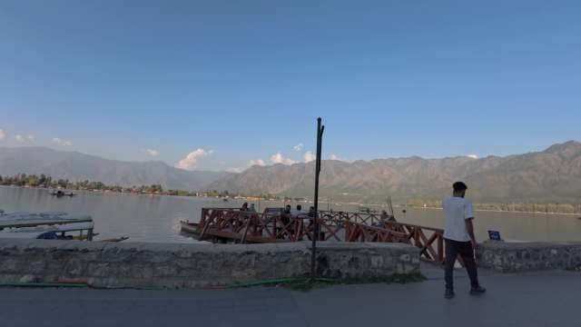 Dal Lake Srinagar: Kashmir's Jewel With Mountain Views