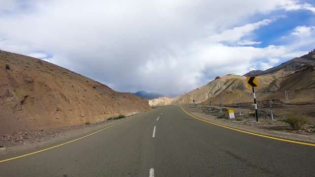 Thrilling Drive on World's Highest Khardung La Pass