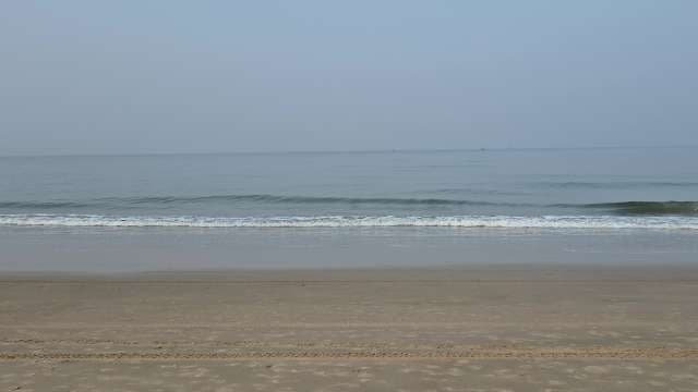 Serene Beach Waves Crashing on Sandy Shore