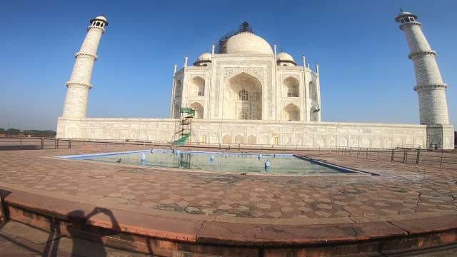 Majestic View of the Taj Mahal Under a Clear Blue Sky